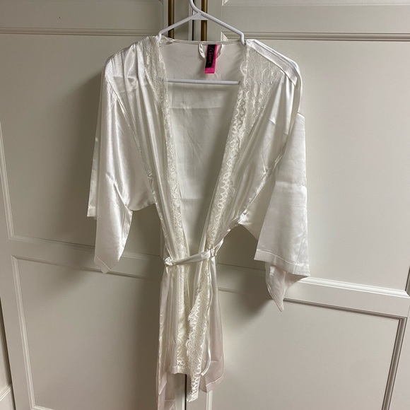 White Satin/Lace Robe - Picture 2 of 2
